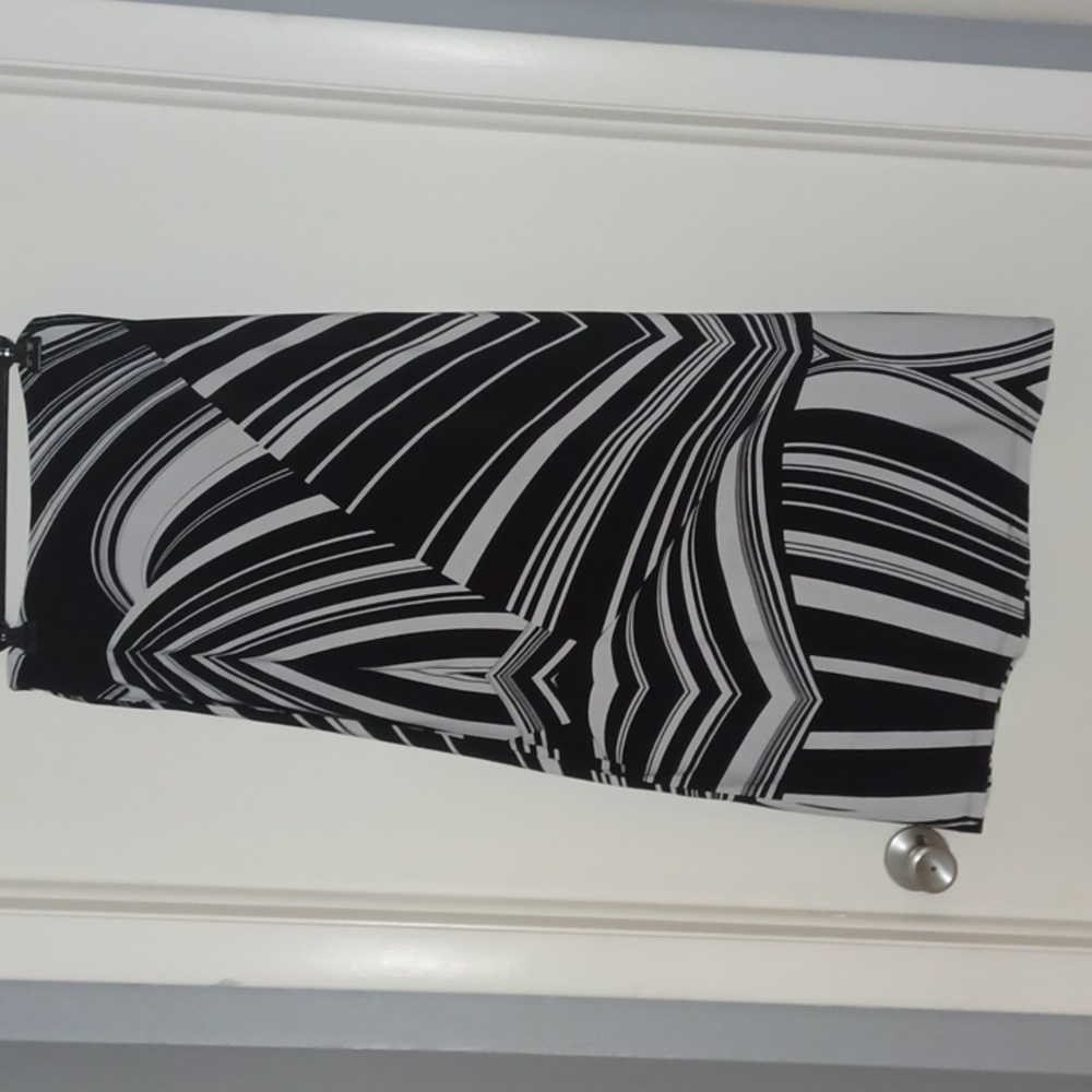 Chico's maxi skirt. Black and cream print. Chico's size 0 with is small 4/6 - Picture 3 of 4
